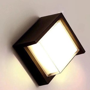 Đèn gắn tường hình vuông ánh sáng vàng